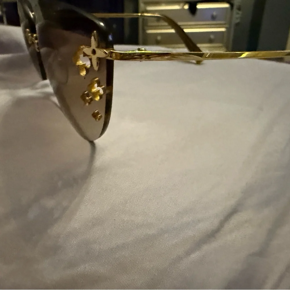 Mint condition Louis Vuitton sunglasses - Picture 6 of 7
